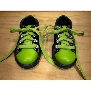 Pyramid Skull Textured Sole Bowling Shoes Kids Green Laces Size 8